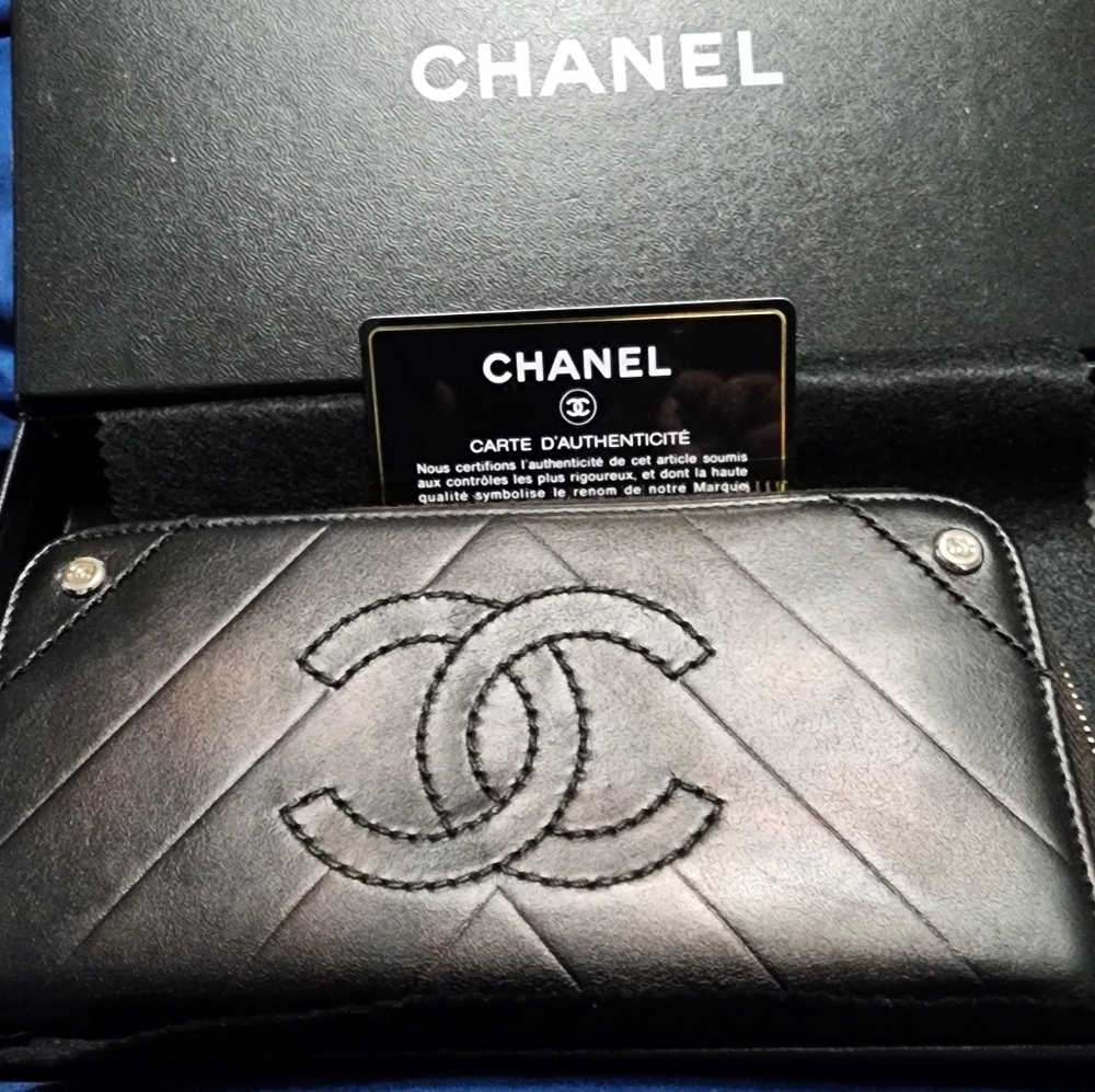 Chanel CC Calfskin Chevron Wallet EUC Comes With COA And BOX